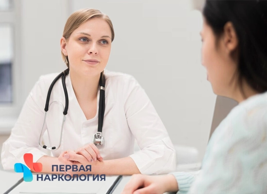 Врач за столом с пациенткой