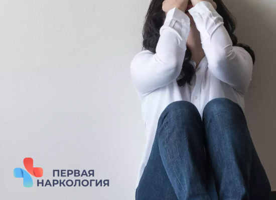 Женщина спрятала лицо в руках
